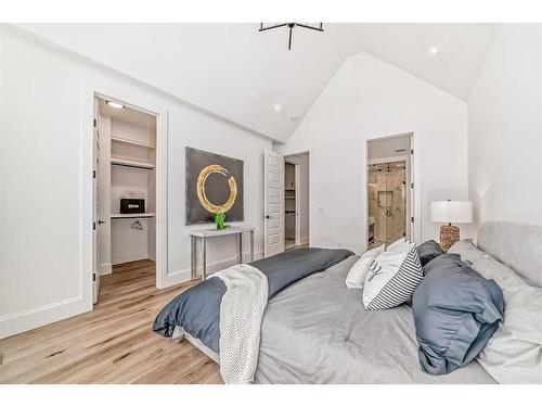 2046 41 Avenue Sw, Calgary, AB - Indoor Photo Showing Bedroom