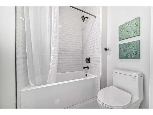 2046 41 Avenue Sw, Calgary, AB - Indoor Photo Showing Bathroom