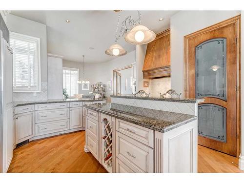 10 Slopeview Drive Sw, Calgary, AB - Indoor Photo Showing Kitchen With Upgraded Kitchen
