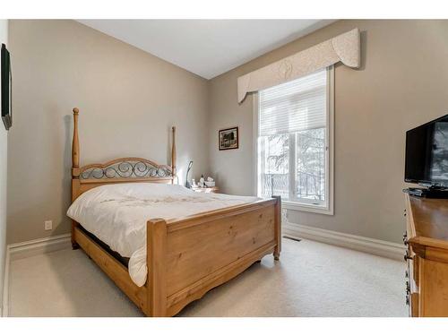 10 Slopeview Drive Sw, Calgary, AB - Indoor Photo Showing Bedroom