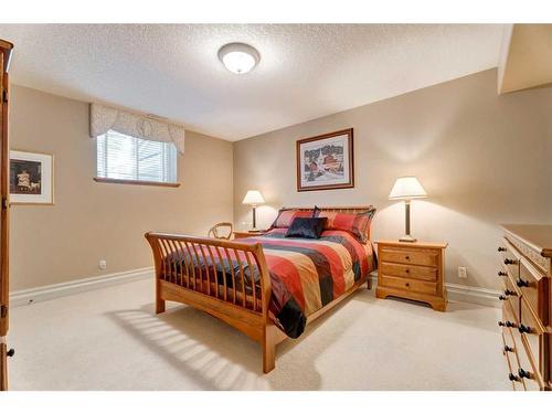 10 Slopeview Drive Sw, Calgary, AB - Indoor Photo Showing Bedroom