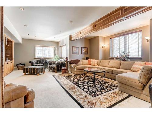 10 Slopeview Drive Sw, Calgary, AB - Indoor Photo Showing Living Room