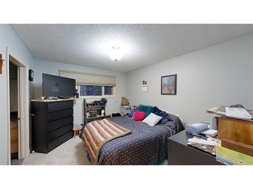 652 Willingdon Boulevard Se, Calgary, AB - Indoor Photo Showing Bedroom