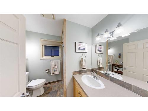 652 Willingdon Boulevard Se, Calgary, AB - Indoor Photo Showing Bathroom