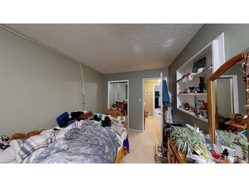 652 Willingdon Boulevard Se, Calgary, AB - Indoor Photo Showing Bedroom