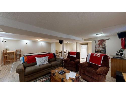 652 Willingdon Boulevard Se, Calgary, AB - Indoor Photo Showing Living Room