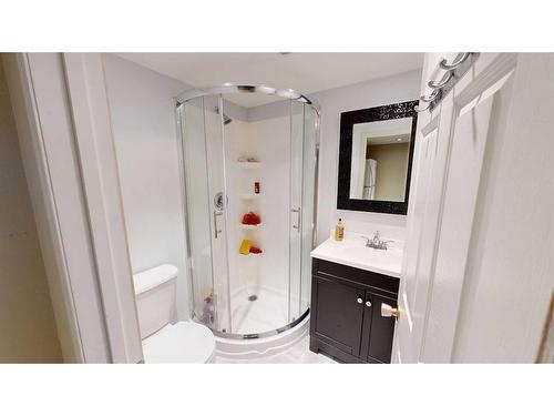 652 Willingdon Boulevard Se, Calgary, AB - Indoor Photo Showing Bathroom