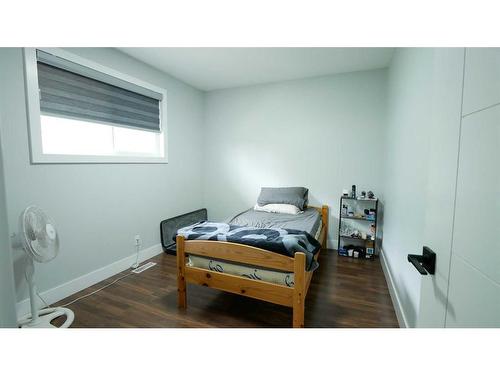 2727 92 Street Se, Calgary, AB - Indoor Photo Showing Bedroom