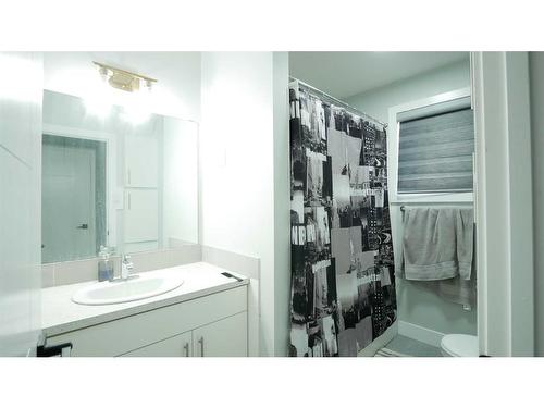2727 92 Street Se, Calgary, AB - Indoor Photo Showing Bathroom