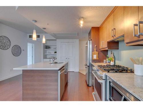 501-735 2 Avenue Sw, Calgary, AB - Indoor Photo Showing Kitchen With Upgraded Kitchen