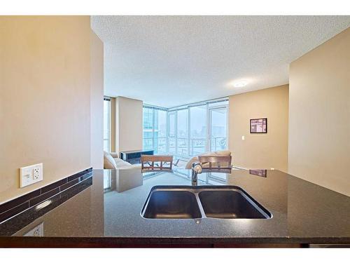 402-325 3 Street Se, Calgary, AB - Indoor Photo Showing Kitchen With Double Sink