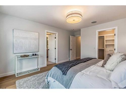 4916 22 Street Sw, Calgary, AB - Indoor Photo Showing Bedroom