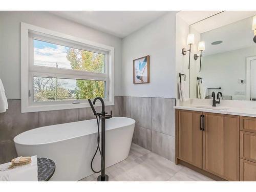 4916 22 Street Sw, Calgary, AB - Indoor Photo Showing Bathroom
