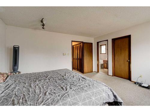 450 Muskrat Street, Banff, AB - Indoor Photo Showing Bedroom