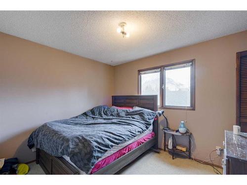 450 Muskrat Street, Banff, AB - Indoor Photo Showing Bedroom