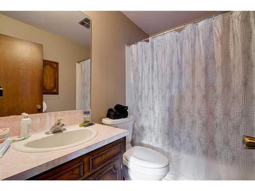 450 Muskrat Street, Banff, AB - Indoor Photo Showing Bathroom