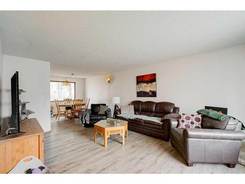 450 Muskrat Street, Banff, AB - Indoor Photo Showing Living Room