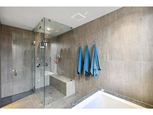 116 Westview Drive Sw, Calgary, AB - Indoor Photo Showing Bathroom