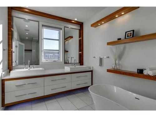 505 18 Street Nw, Calgary, AB - Indoor Photo Showing Bathroom