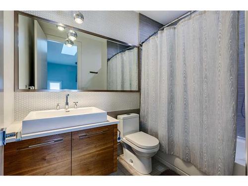 505 18 Street Nw, Calgary, AB - Indoor Photo Showing Bedroom