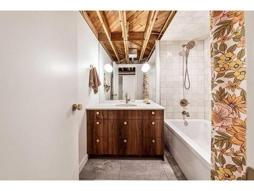 20 Cambridge Place Nw, Calgary, AB - Indoor Photo Showing Bathroom