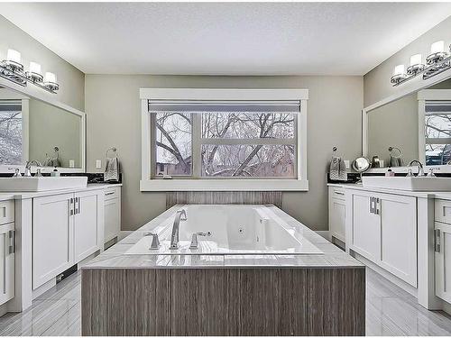 2515 3 Avenue Nw, Calgary, AB - Indoor Photo Showing Bathroom