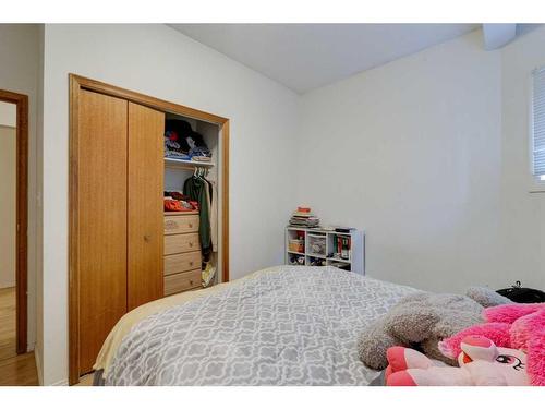 336 Muskrat, Banff, AB - Indoor Photo Showing Bedroom