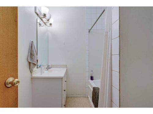 336 Muskrat, Banff, AB - Indoor Photo Showing Bathroom