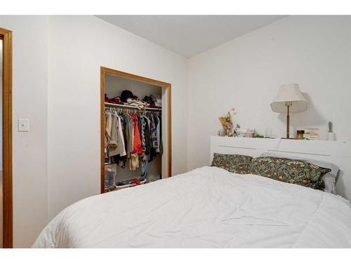 336 Muskrat, Banff, AB - Indoor Photo Showing Bedroom