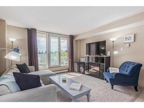 407-429 14 Street Nw, Calgary, AB - Indoor Photo Showing Living Room