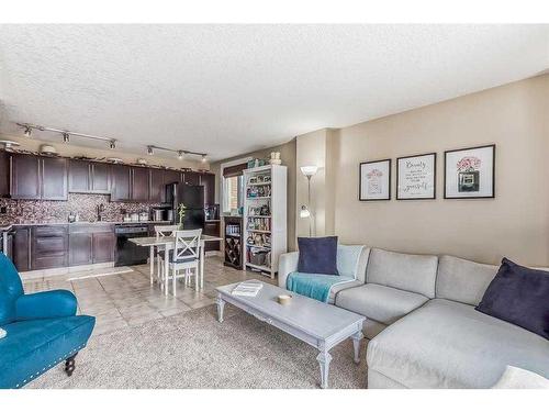 407-429 14 Street Nw, Calgary, AB - Indoor Photo Showing Living Room