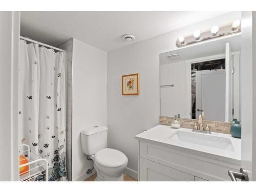 5620 37 Street Sw, Calgary, AB - Indoor Photo Showing Bathroom