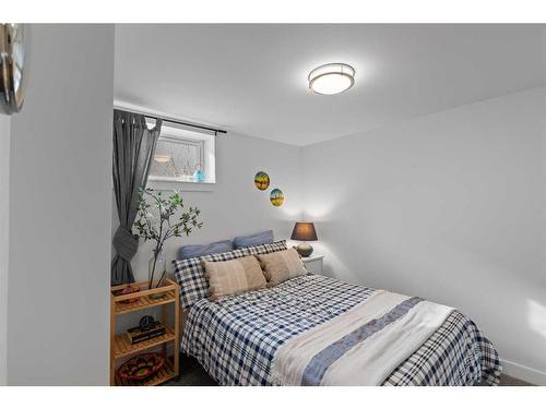 5620 37 Street Sw, Calgary, AB - Indoor Photo Showing Bedroom