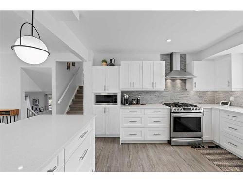 5620 37 Street Sw, Calgary, AB - Indoor Photo Showing Kitchen With Upgraded Kitchen