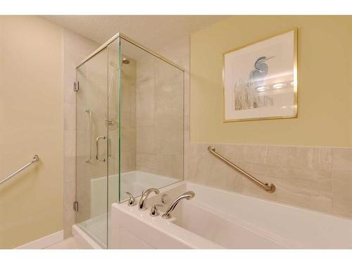 708-32 Varsity Estates Circle Nw, Calgary, AB - Indoor Photo Showing Bathroom