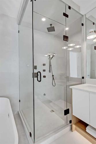 2028 Bowness Road Nw, Calgary, AB - Indoor Photo Showing Bathroom