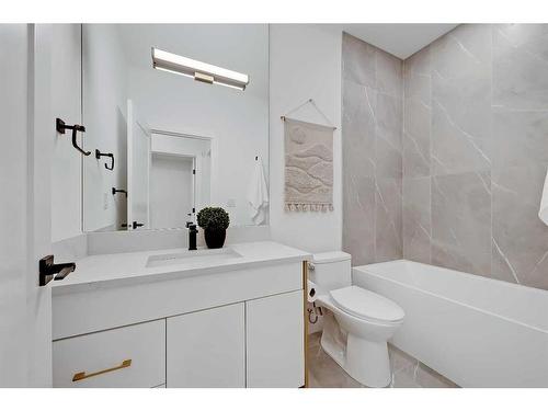 2028 Bowness Road Nw, Calgary, AB - Indoor Photo Showing Bathroom