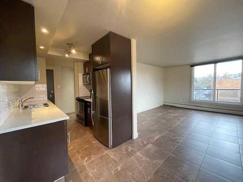 33-1230 Cameron Avenue Sw, Calgary, AB - Indoor Photo Showing Kitchen With Double Sink