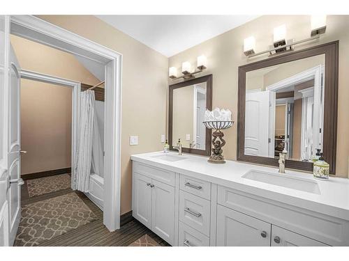 235 Coopers Hill Sw, Airdrie, AB - Indoor Photo Showing Bathroom