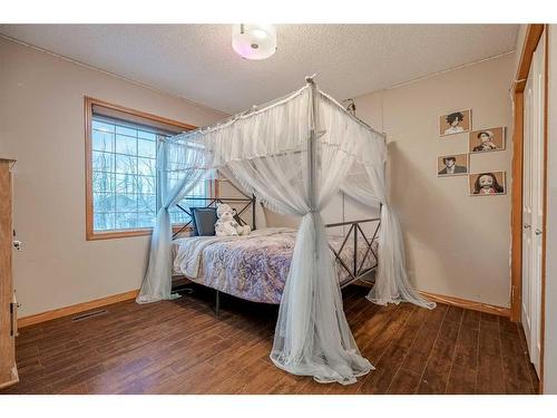 30 Rocky Ridge Landing Nw, Calgary, AB - Indoor Photo Showing Bedroom