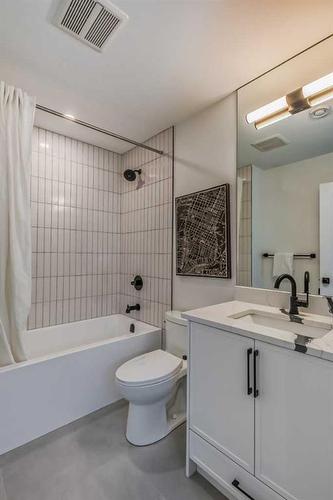 1912 45 Avenue Sw, Calgary, AB - Indoor Photo Showing Bathroom