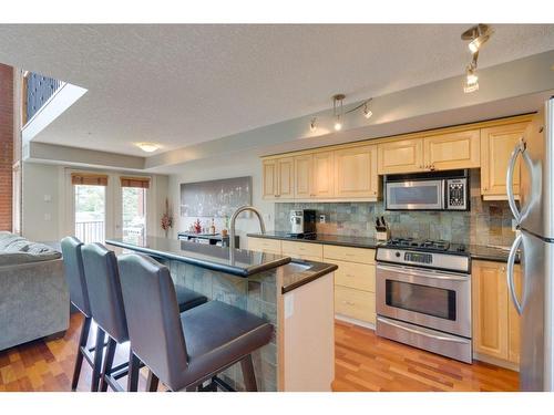 302-2306 17B Street Sw, Calgary, AB - Indoor Photo Showing Kitchen With Upgraded Kitchen