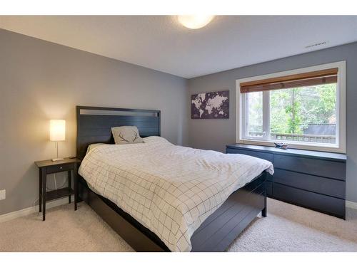 302-2306 17B Street Sw, Calgary, AB - Indoor Photo Showing Bedroom