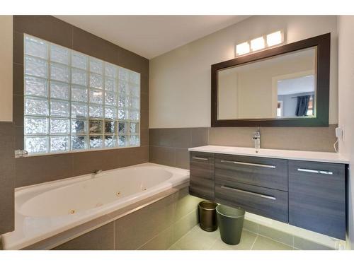302-2306 17B Street Sw, Calgary, AB - Indoor Photo Showing Bathroom