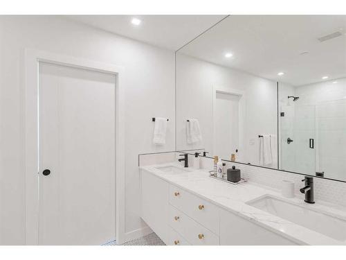 701-8505 Broadcast Avenue Sw, Calgary, AB - Indoor Photo Showing Bathroom