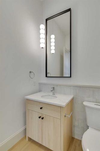 2721 5 Avenue Nw, Calgary, AB - Indoor Photo Showing Bathroom