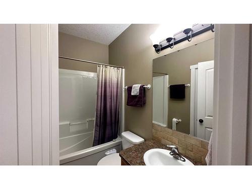 205 12Th Avenue Ne, Sundre, AB - Indoor Photo Showing Bathroom