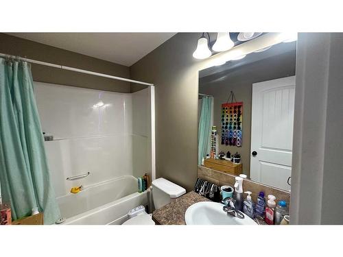 205 12Th Avenue Ne, Sundre, AB - Indoor Photo Showing Bathroom