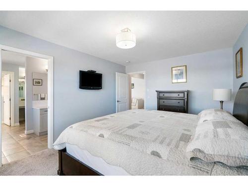 32 Evansglen Link Nw, Calgary, AB - Indoor Photo Showing Bedroom