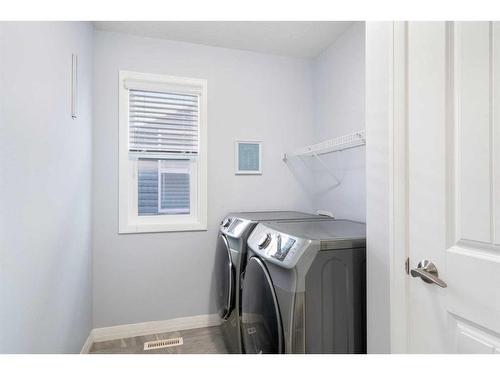 32 Evansglen Link Nw, Calgary, AB - Indoor Photo Showing Laundry Room